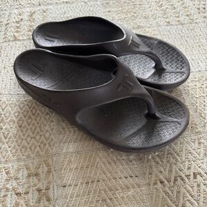 TELIC Foam Walking Flip Flops